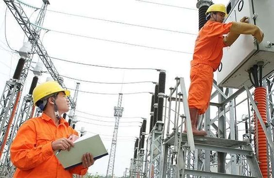 công nhân điện lực đeo găng tay cách điện khi làm việc