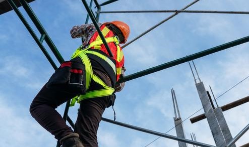 công nhân sử dụng dây đai an toàn làm việc trên cao