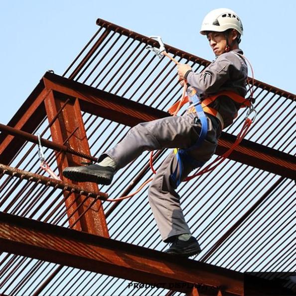 công nhân sử dụng dây đai an toàn làm việc trên cao 